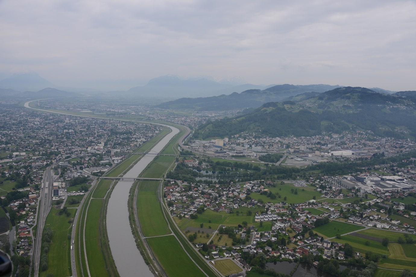 https://rheinregulierung.vitamin2.digital/media/pages/alpenrhein/fakten/0ef16e9093-1741016695/luftbild_alpenrhein.jpg
