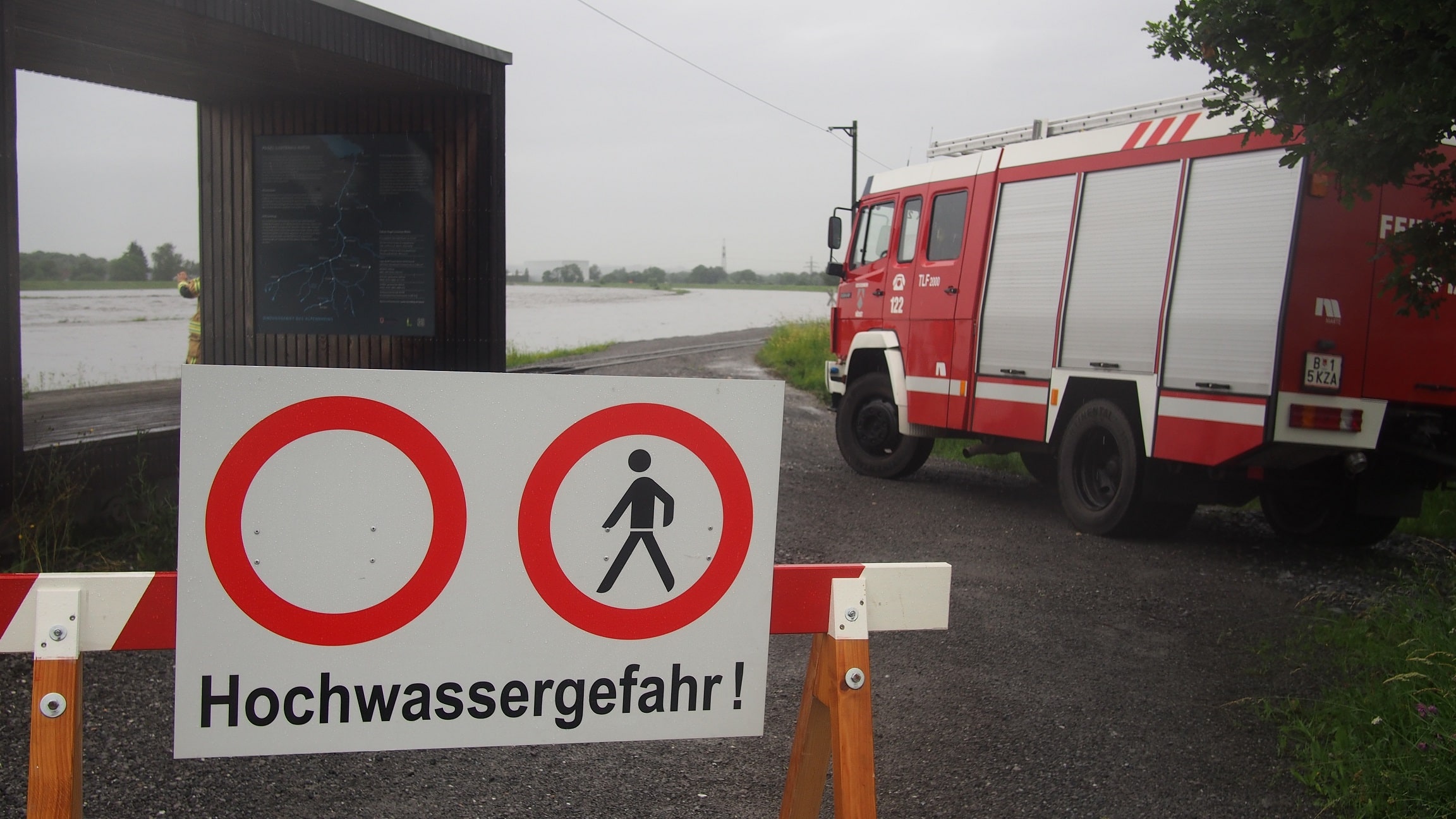 https://rheinregulierung.vitamin2.digital/media/pages/hochwasser/verhaltensempfehlungen/5d002a1a93-1741016691/absperrung_hochwasser_lustenau_verkleinert.jpg
