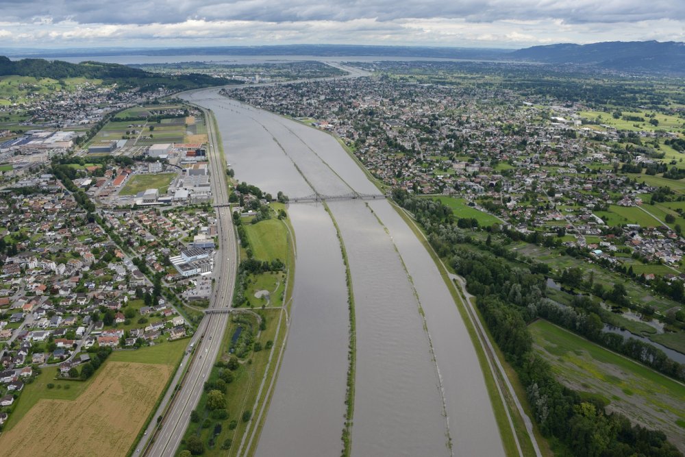 https://rheinregulierung.vitamin2.digital/media/pages/hochwasser/wasserstaende/8a8d54a6e1-1741016692/hochwasser_juni_2016.jpg