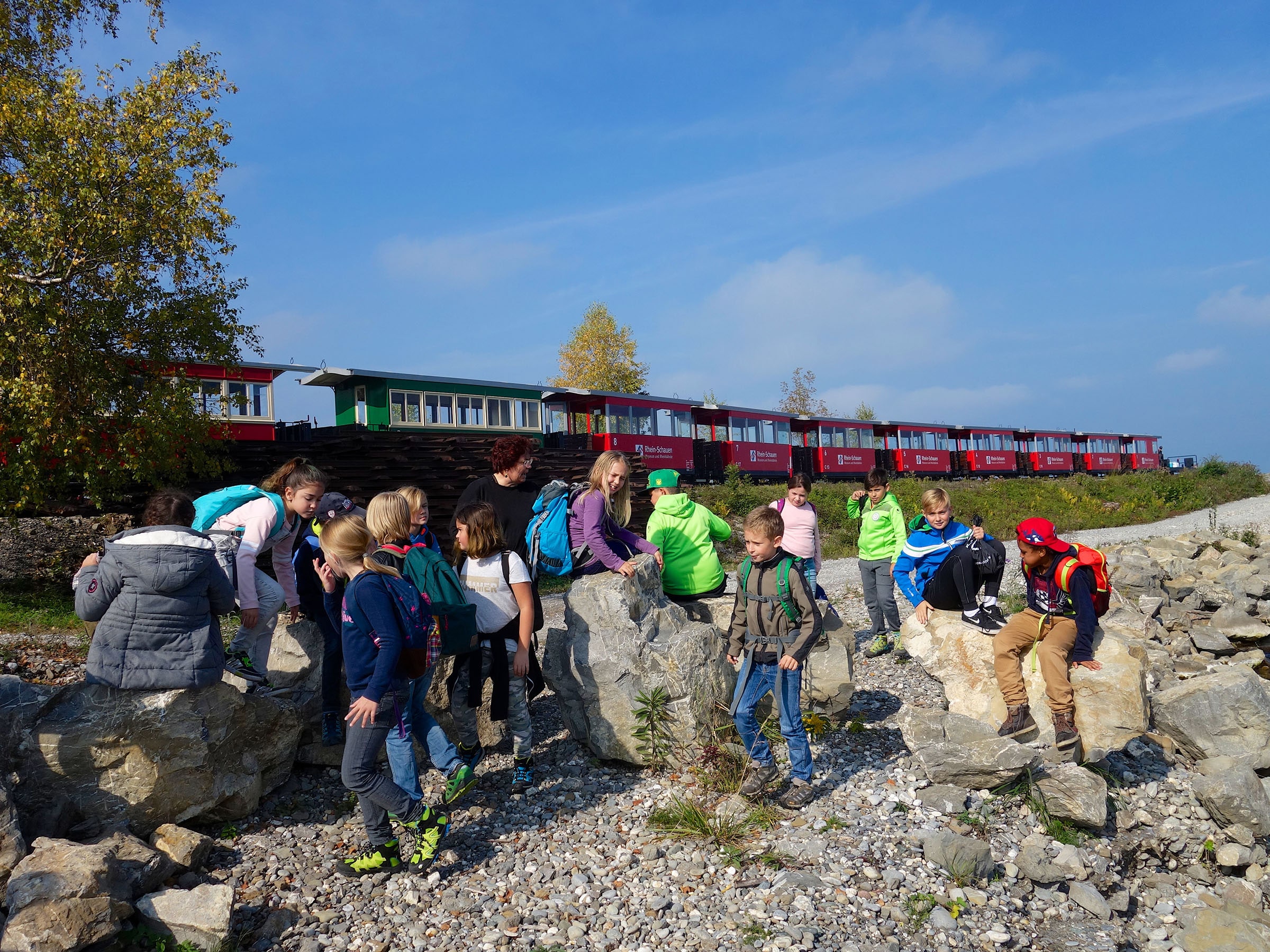https://rheinregulierung.vitamin2.digital/media/pages/schulen/besuch-von-ausstellungen/417f66757d-1741016767/exkursion_am_rhein_fuer_schulen.jpg