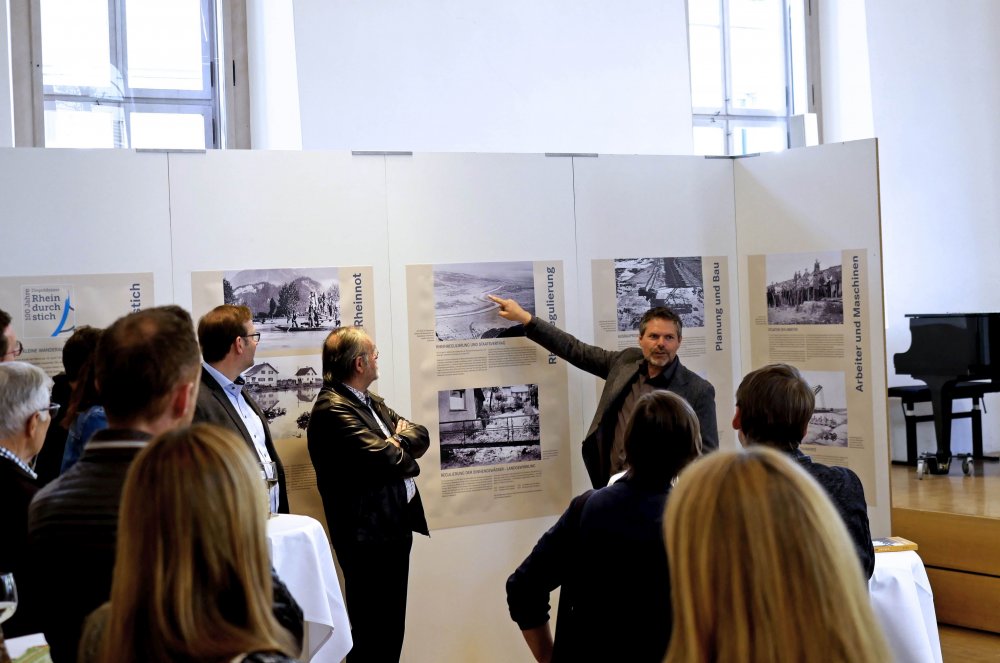 img-https://rheinregulierung.vitamin2.digital/media/pages/service/news-overview/100-jahre-diepoldsauer-rheindurchstich/b254db2cf3-1741016864/wanderausstellung.jpg