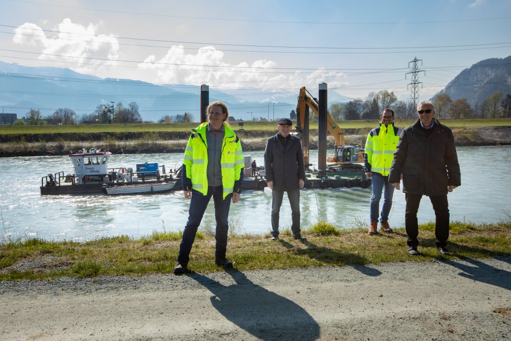 img-https://rheinregulierung.vitamin2.digital/media/pages/service/news-overview/dekolmationsversuch/5a0f42cced-1741016905/202010414_medieninfo_bernhard_valenti_walter_sandholzer_markus_maehr_urs_kost.jpg