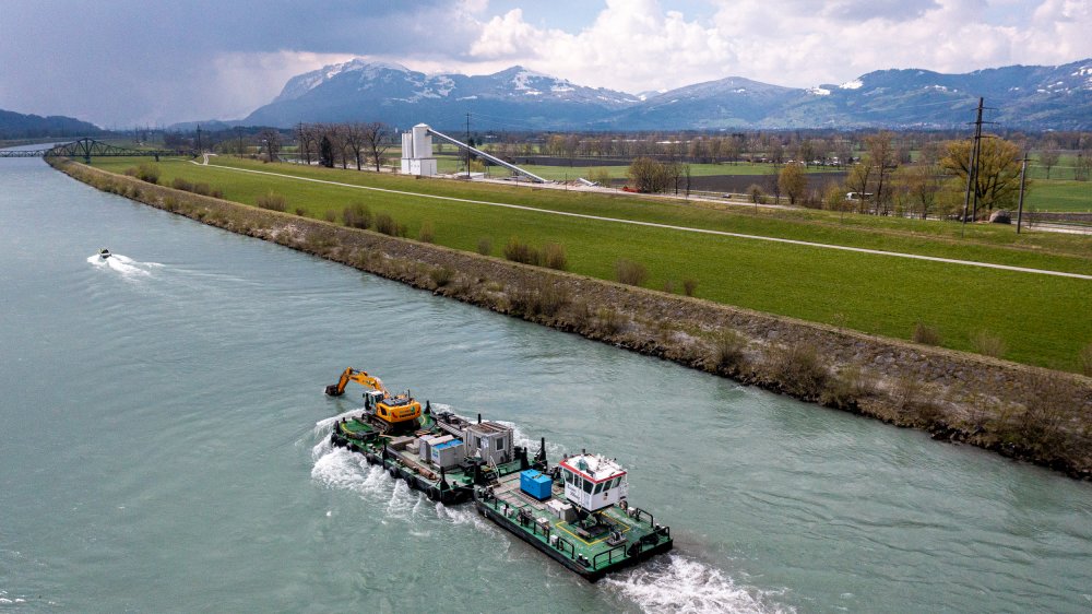 img-https://rheinregulierung.vitamin2.digital/media/pages/service/news-overview/dekolmationsversuch/802ca5bb76-1741016904/diepoldsau_bergpanorama.jpg