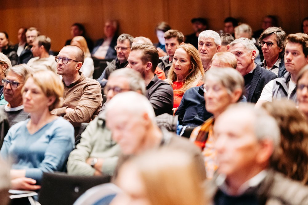 img-https://rheinregulierung.vitamin2.digital/media/pages/service/news-overview/erfolgreiche-bevoelkerungsinformationen/4a6b35856f-1741016895/rhesi-veranstaltung-lustenau_fs24-68.jpg