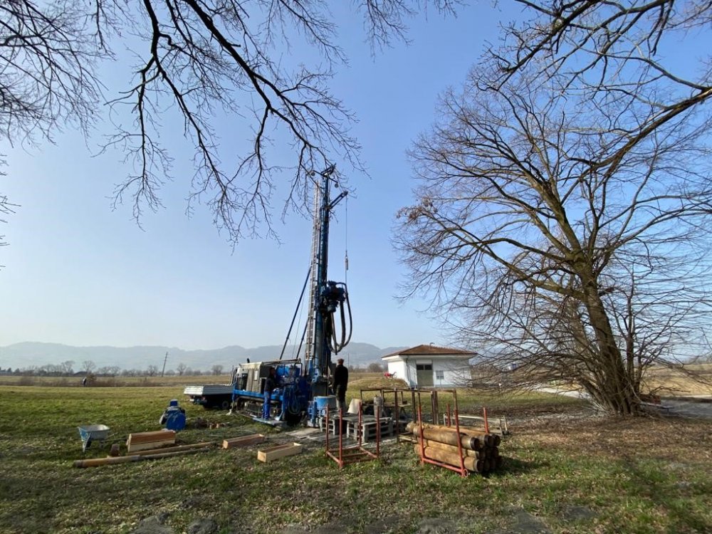 img-https://rheinregulierung.vitamin2.digital/media/pages/service/news-overview/erkundungsbohrungen-fuer-trinkwasserbrunnen/18f2c45755-1741016836/diepoldsau_1.jpg