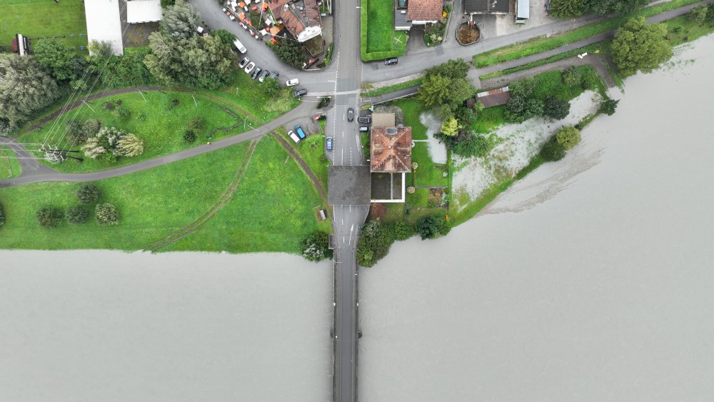 img-https://rheinregulierung.vitamin2.digital/media/pages/service/news-overview/hochwassergefahr-rheinvorlaender-werden-vorsorglich-gesperrt-1-kopie-kopie-kopie/28c48ffed7-1741016803/dji_0445.jpg