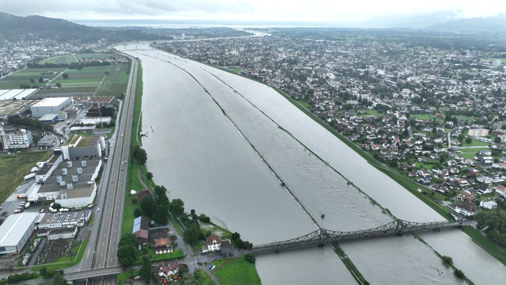 img-https://rheinregulierung.vitamin2.digital/media/pages/service/news-overview/hochwassergefahr-rheinvorlaender-werden-vorsorglich-gesperrt-1-kopie-kopie-kopie/83af8b4f42-1741016804/dji_0416.jpg