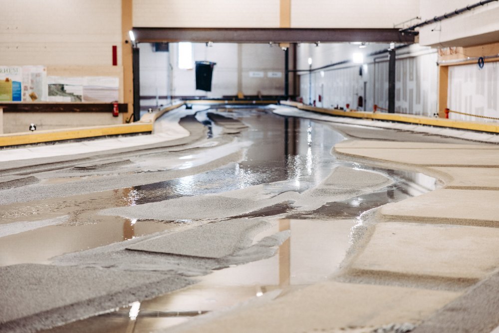 img-https://rheinregulierung.vitamin2.digital/media/pages/service/news-overview/in-der-modellversuchshalle-wird-gebaut/9b5309c4f5-1741016828/01.09.2021_fs21-6.jpg
