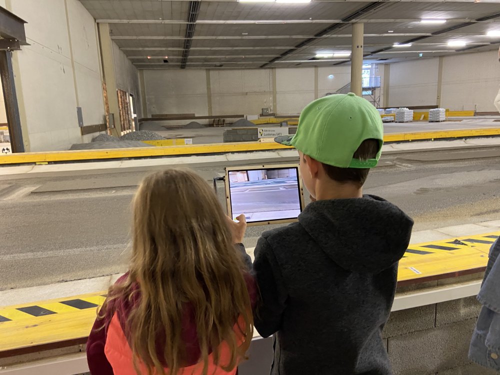img-https://rheinregulierung.vitamin2.digital/media/pages/service/news-overview/kleine-besucher-in-der-modellversuchshalle/51ce7d88f6-1741016865/image00005.jpeg