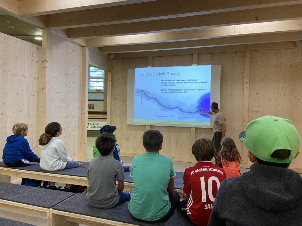 img-https://rheinregulierung.vitamin2.digital/media/pages/service/news-overview/kleine-besucher-in-der-modellversuchshalle/878bc0a93c-1741016865/image00014.jpeg