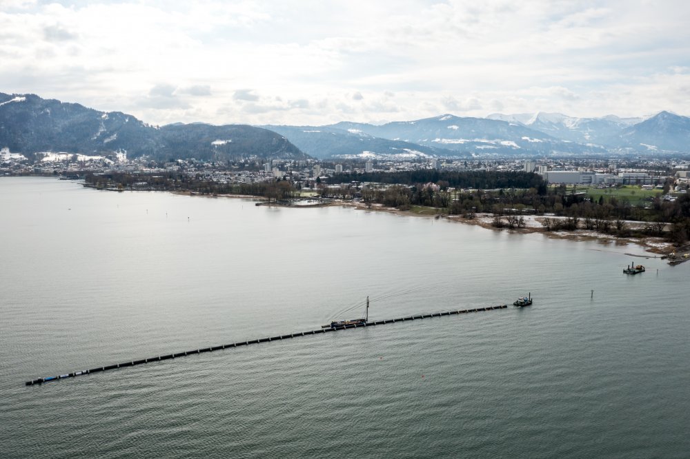 img-https://rheinregulierung.vitamin2.digital/media/pages/service/news-overview/rohrpost-von-der-rheinvorstreckung-nach-bregenz/00400b1557-1741016801/ir-ara-bregenz-drohne-seeufer.jpg