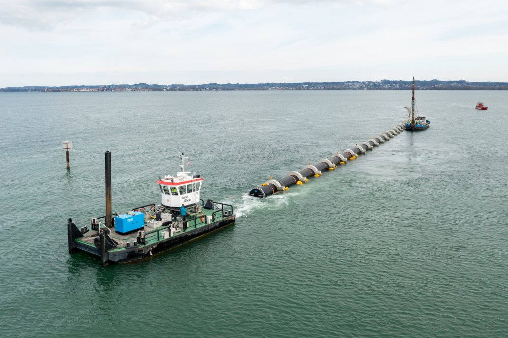 img-https://rheinregulierung.vitamin2.digital/media/pages/service/news-overview/rohrpost-von-der-rheinvorstreckung-nach-bregenz/26c8227da4-1741016801/ir-ara-bregenz-drohne-bodensee.jpg