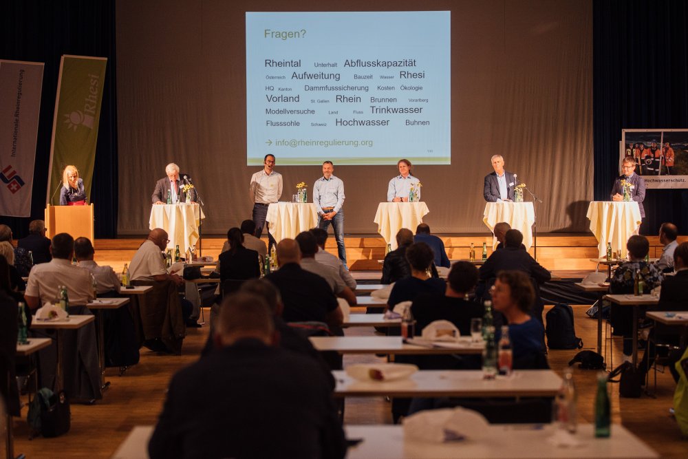 img-https://rheinregulierung.vitamin2.digital/media/pages/service/news-overview/update-zum-hochwasserschutzprojekt-rhesi-fuer-politik-und-akteure/9210338912-1741016877/fragerunde.jpg