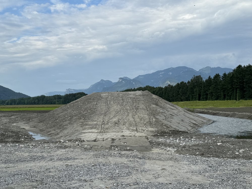 img-https://rheinregulierung.vitamin2.digital/media/pages/service/news-overview/versuchsdamm-bei-meiningen/271f5e4469-1741016903/img_9458.jpg