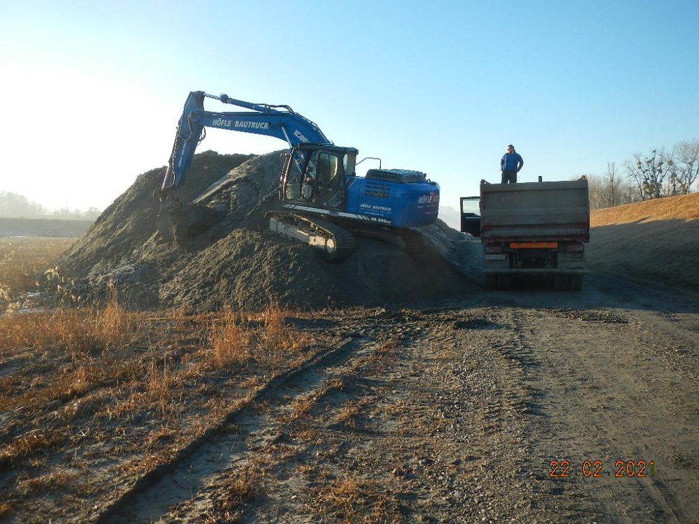 img-https://rheinregulierung.vitamin2.digital/media/pages/service/news-overview/versuchsprojekte-zur-bodenverbesserung/2f01af98c9-1741016797/laden-lkw.jpg